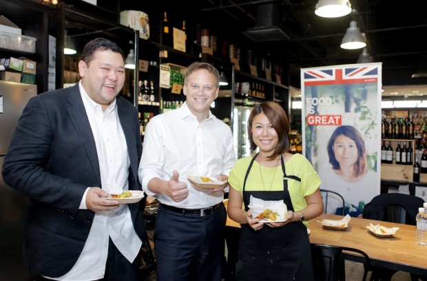 Benjamin Young, Rt Hon Grant Shapps MP and Ping Coombes Trying Ping’s Fish & Chips