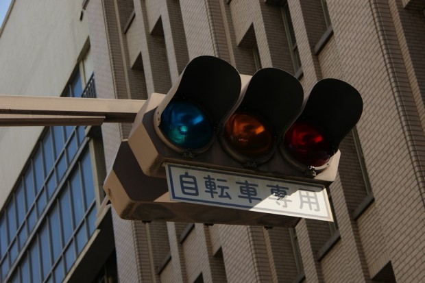 Japan traffic lights : all languages do not distinguish yellow, green and blue in the same way