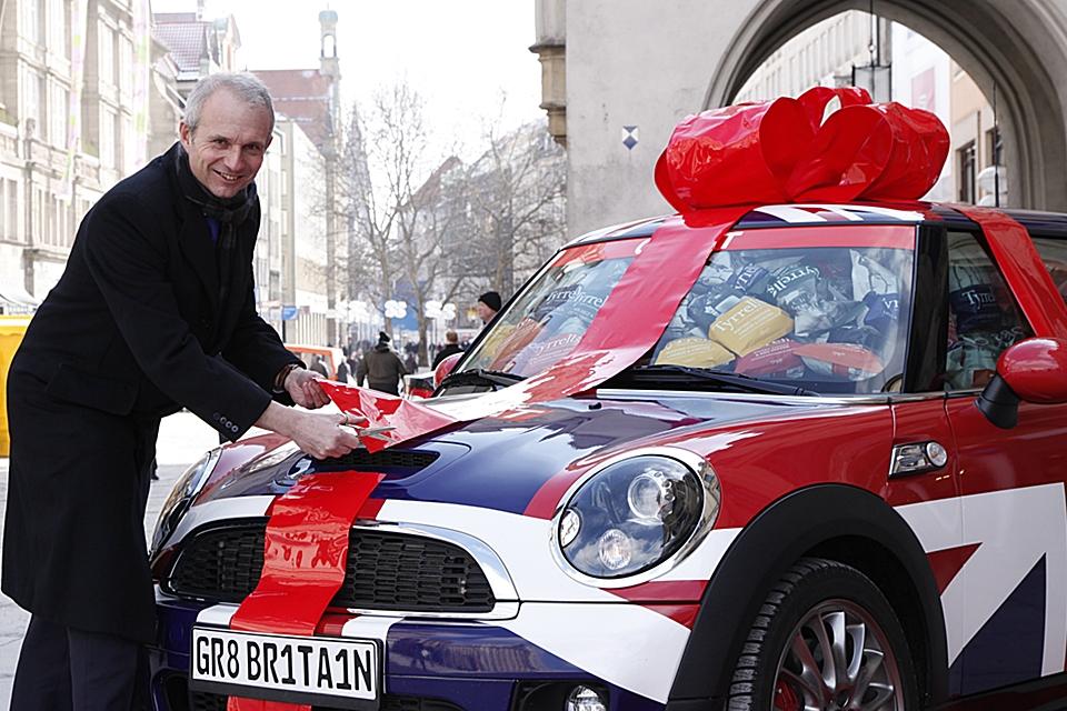 Foreign office minister David Lidington with a crisp-packed GREAT mini